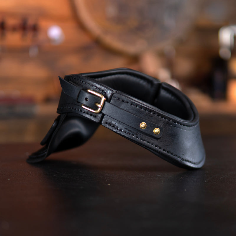 Modèle de gorget en cuir - Armure en cuir | Atelier du cheval noir