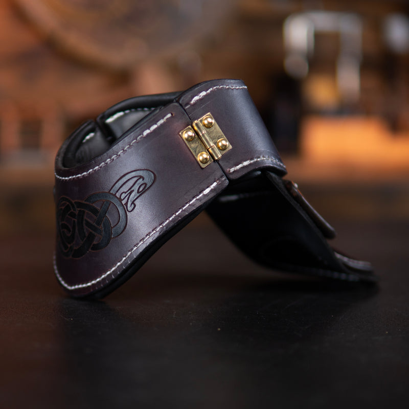 Modèle de gorget en cuir - Armure en cuir | Atelier du cheval noir