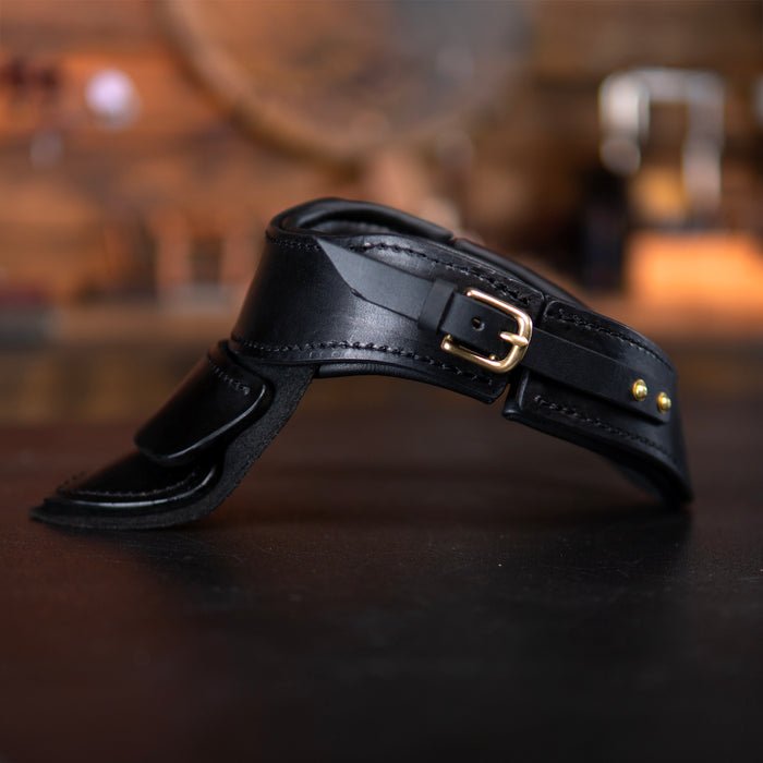 Modèle de gorget en cuir - Armure en cuir | Atelier du cheval noir